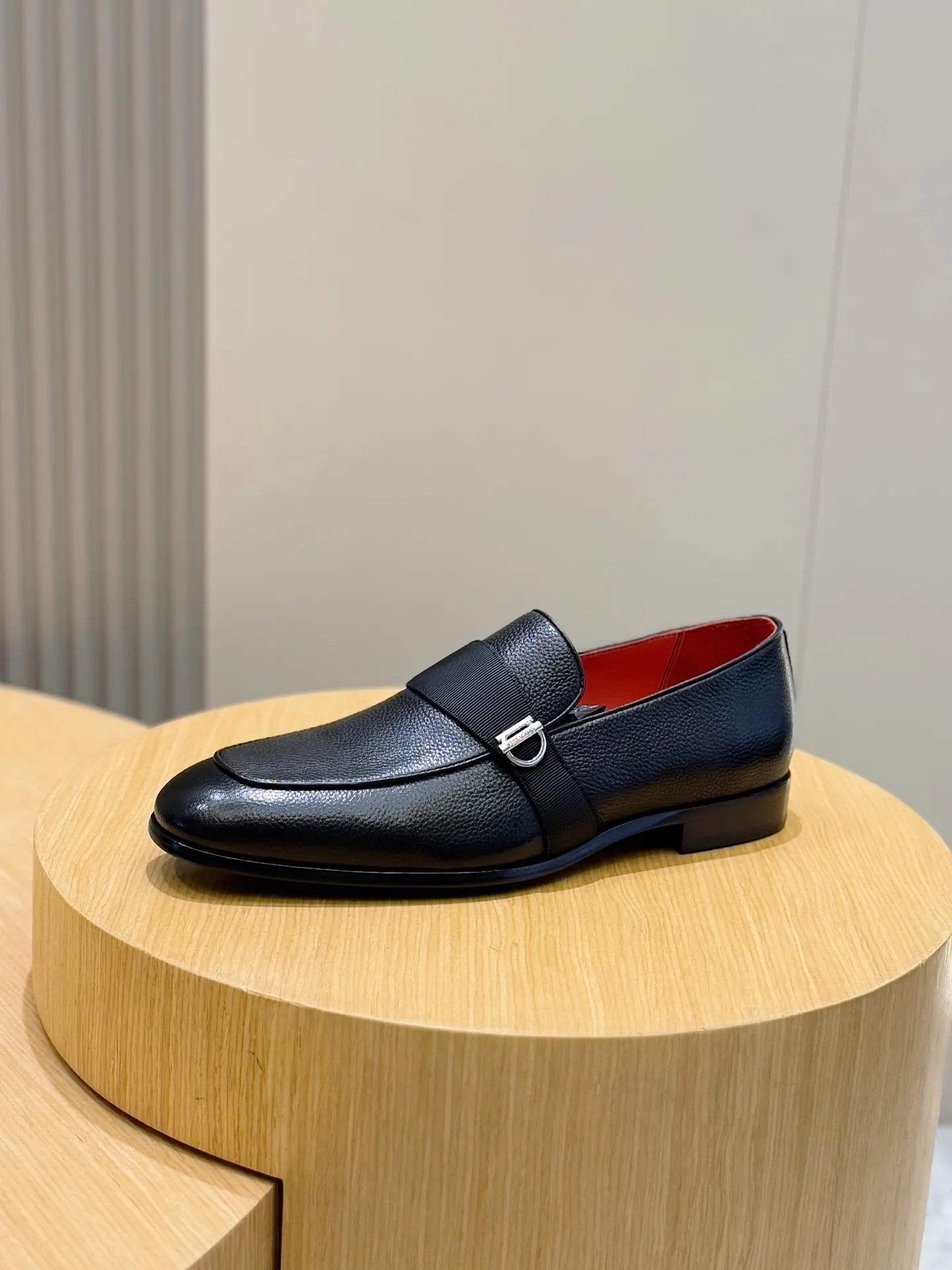[Ferragam] Top P: 960💰 Size: 39-44 (38. 45.46 can be customized) Ferragamo Gancini buckle moccasins. These men's loafers are exquisite and gorgeous, with shiny patent leather uppers that highlight urban style. The almond-shaped toe adds a stylish touch, with three-dimensional stitching around the upper and contrasting tubular piping for a unique silhouette. The shoes are exquisitely crafted, with grosgrain ribbons and metallic Gancio buckles adding a classic touch, complementing the contrasting red accents. Finished with a slim leather sole. Imported cowhide upper + cowhide lining + genuine leather outsole.